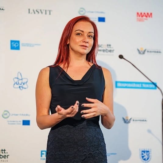 Míša Hůlková vystupuje u mikrofonu na Živnostníku roku