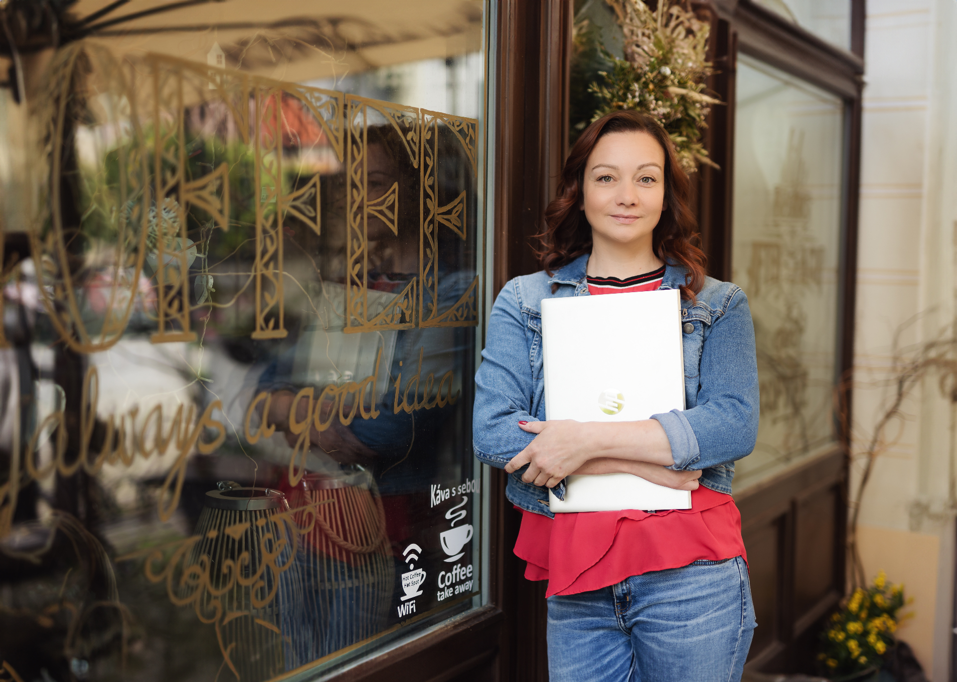 Míša Hůlková s notebookem v kavárně